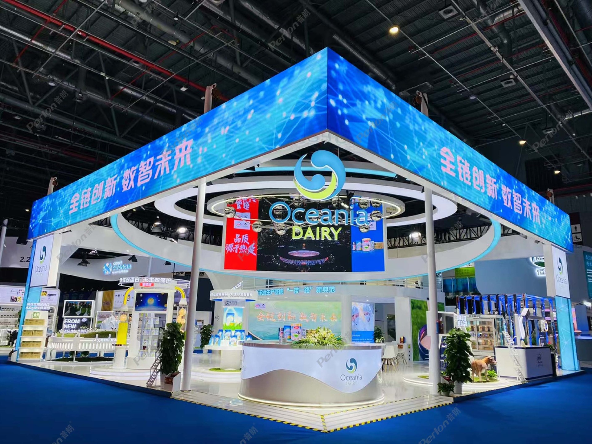 伊利2022年上海進博會展臺搭建現場圖片